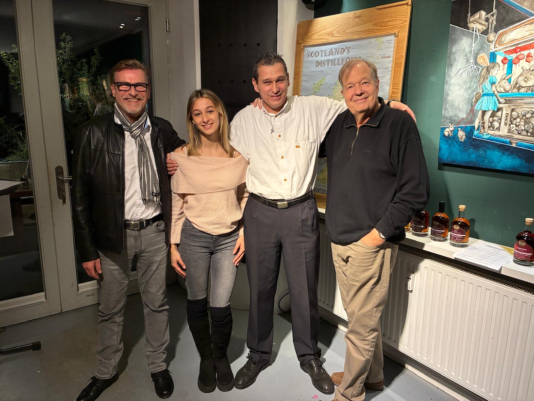 Beste Gesellschaft beim 7tes The Whisky Chamber Vertical Tasting im Atelier AndersArtig