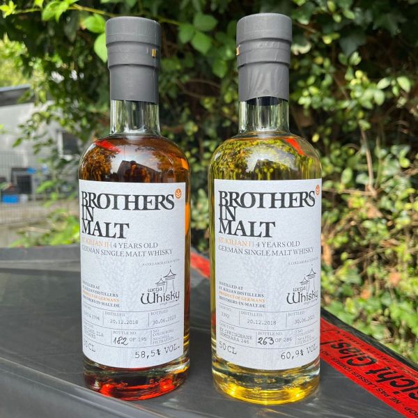 Zwei WEGA Whisky Eigenabfüllungen nebeneinander.