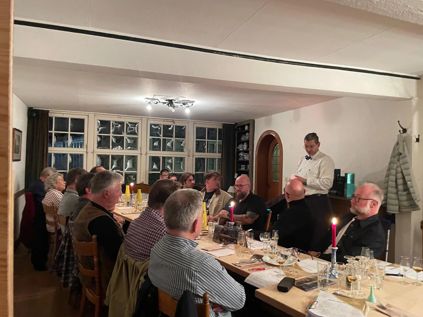 Begrüßung der Gäste an der vollbesetzten Tafel