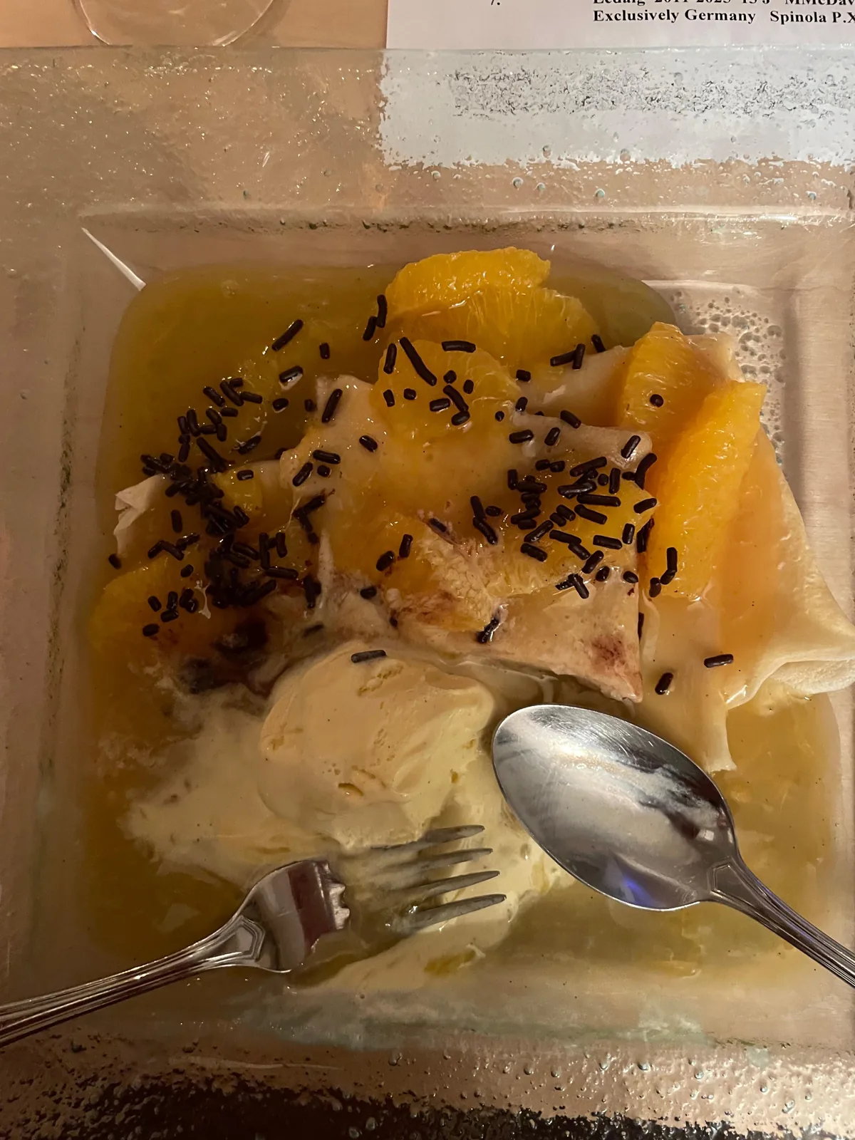 Dessert aus Orangenfilets mit Vanilleeis
