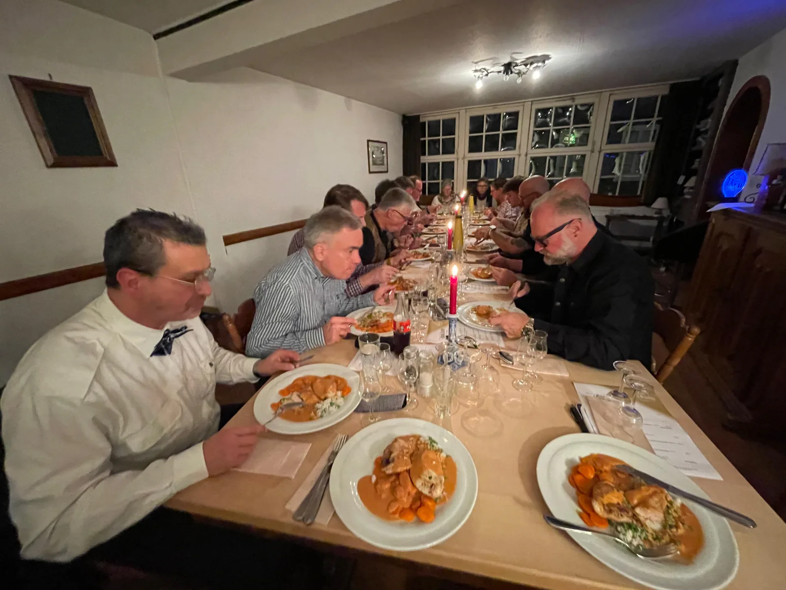 Gäste genießen den Hauptgang