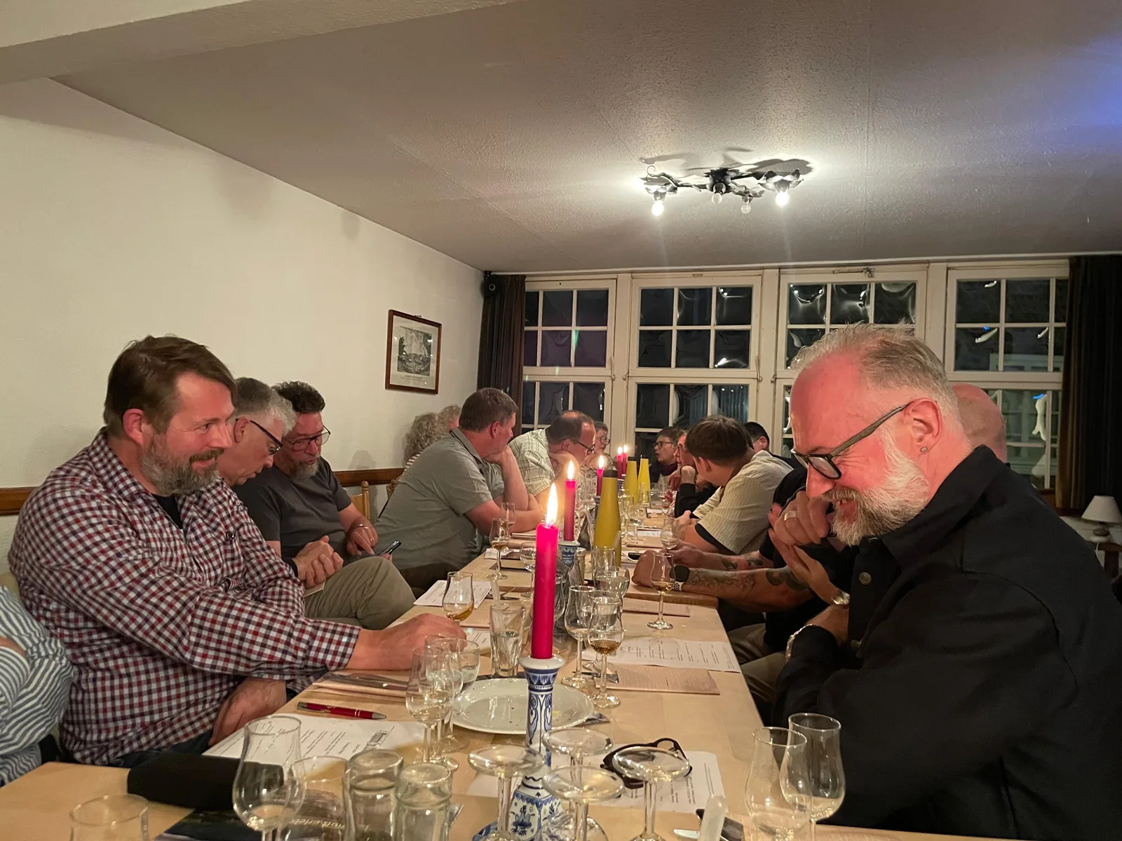 Gäste im Gespräch an der langen Tafel