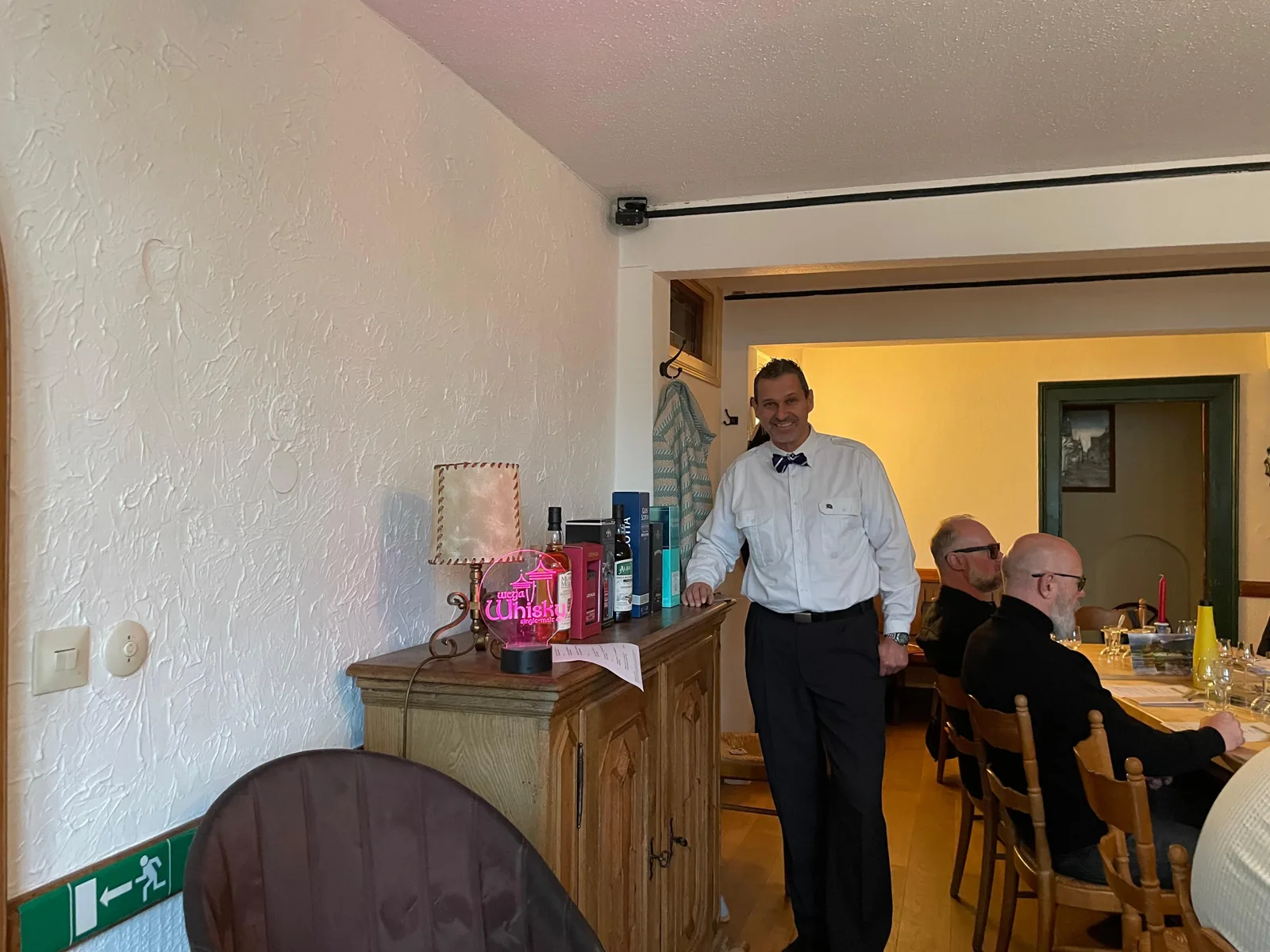Gastgeber Leander Roerdink-Veldboom an der Whisky-Anrichte