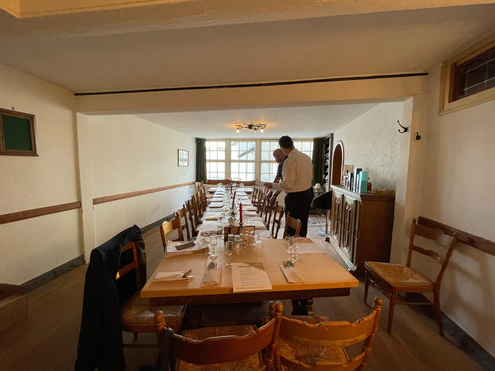 Gastgeber bereitet die Tafel für das Tasting vor