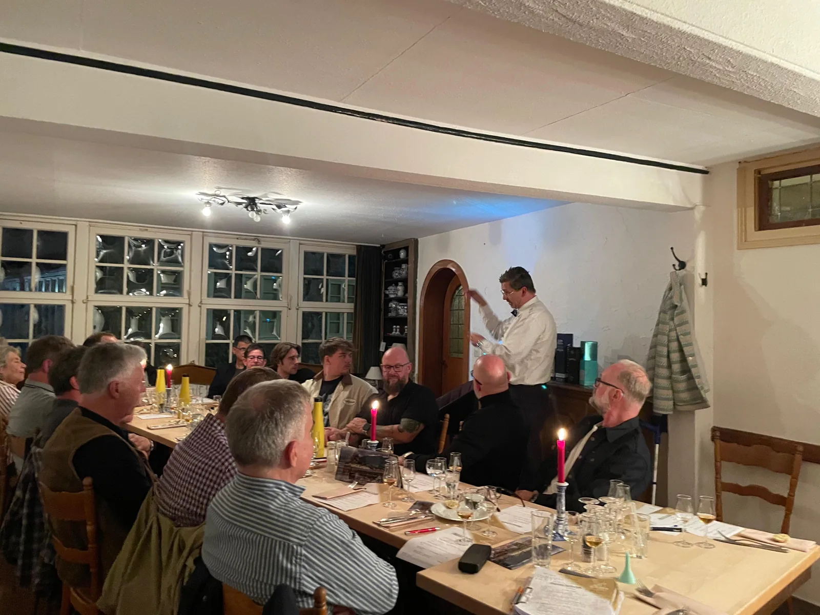 Gastgeber stellt den Gästen das Menü vor