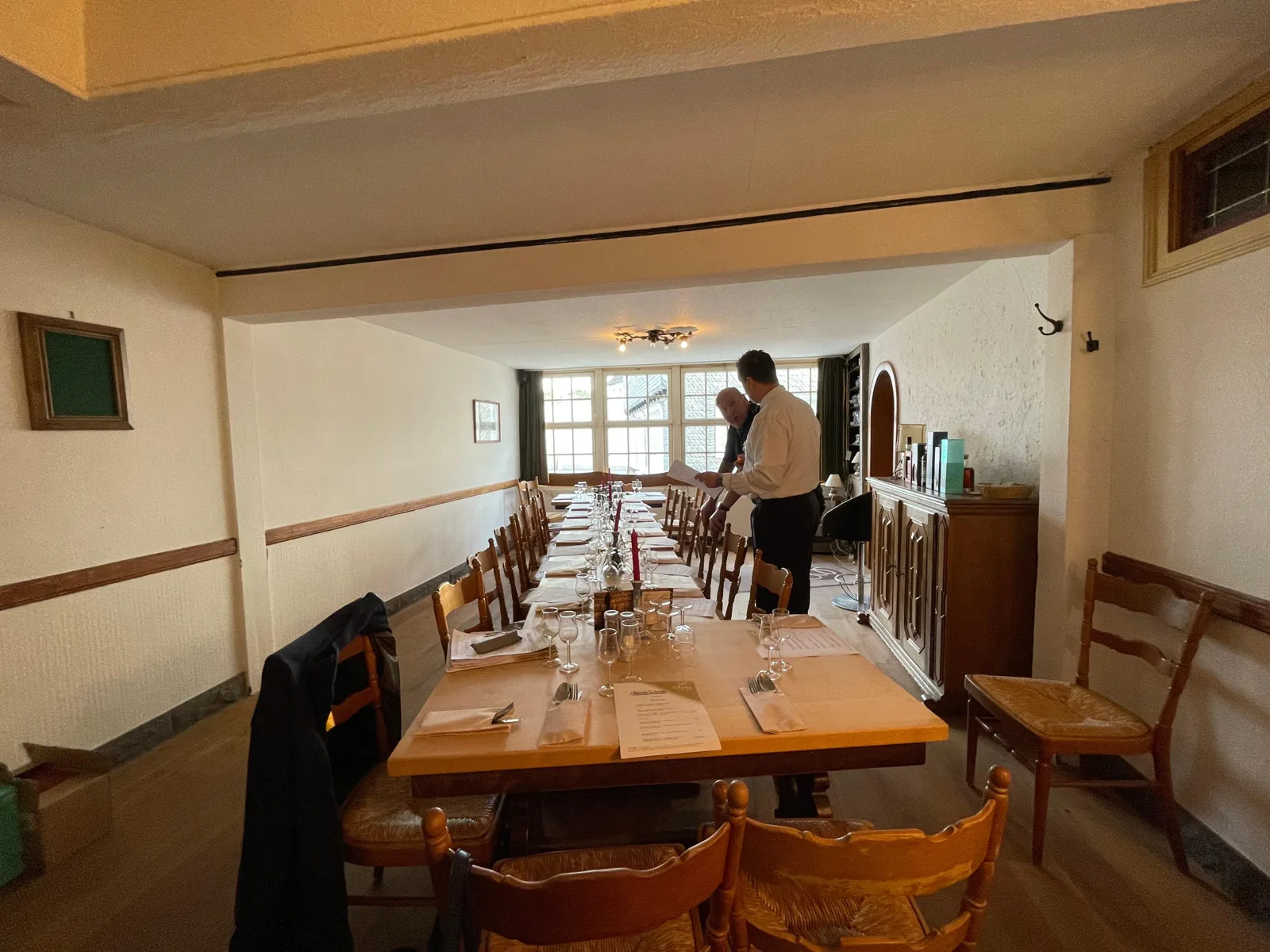 Gastraum mit eingedeckter Tafel kurz vor Beginn