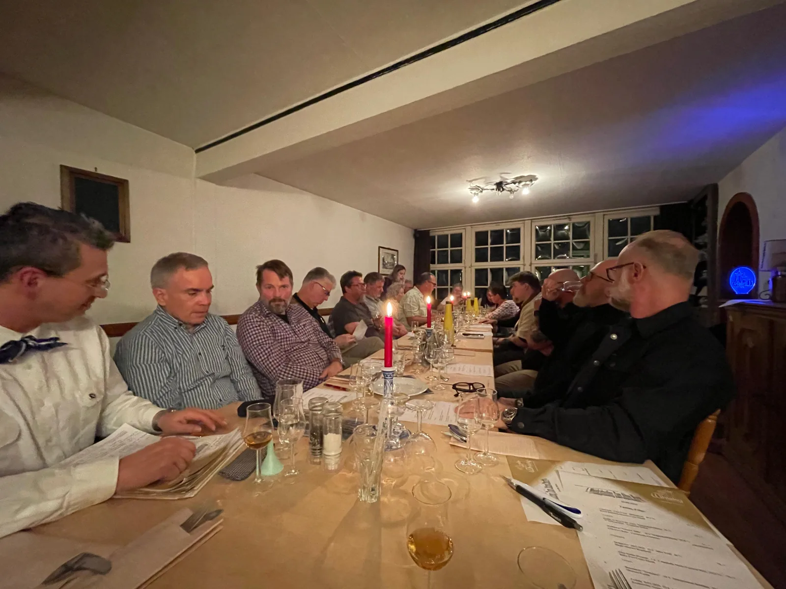 Gäste beim Hauptgang an der Tafel