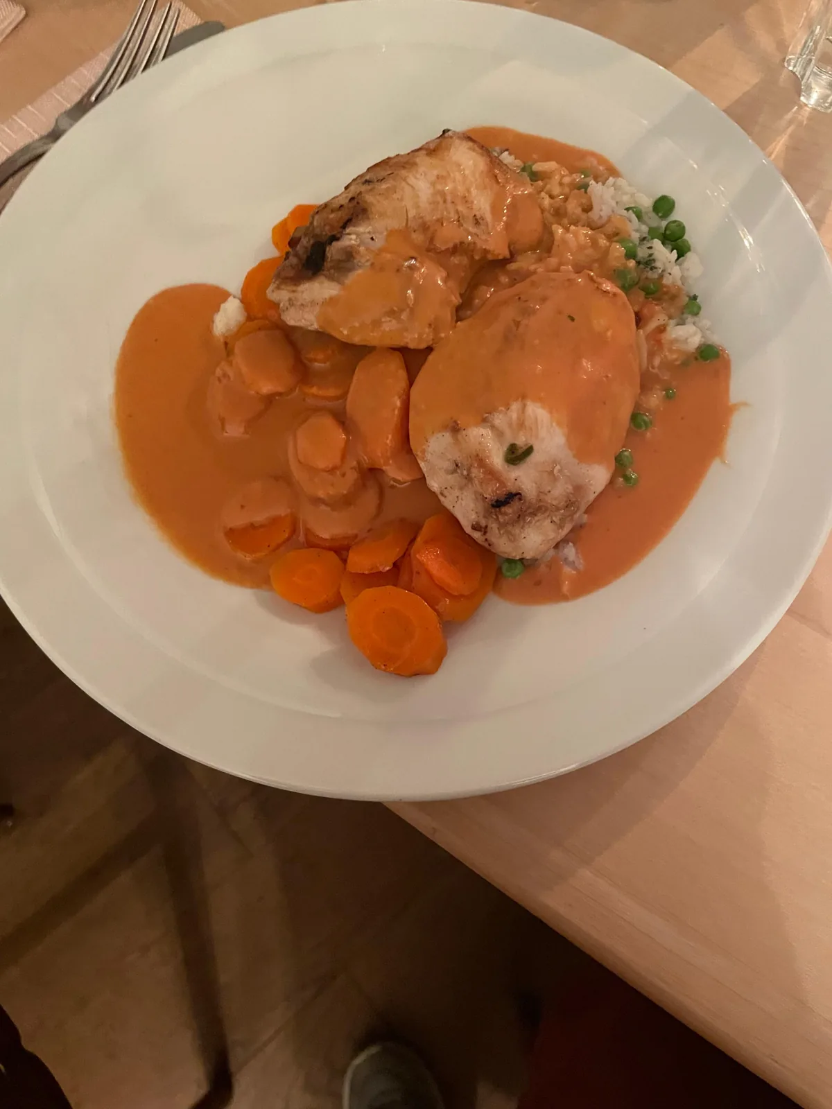 Hähnchen in Sauce mit Möhren und Erbsen