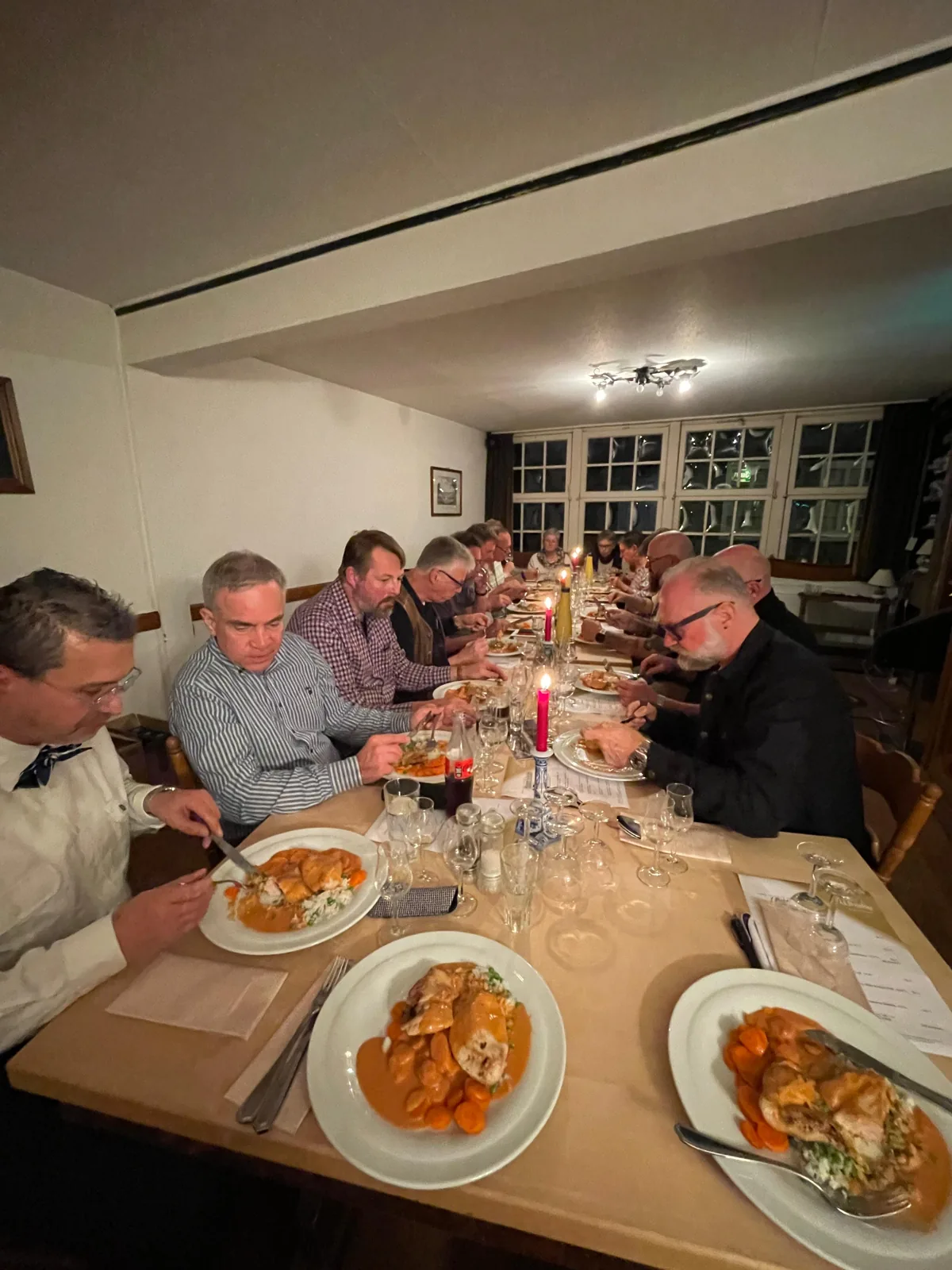 Servierte Teller mit Hauptgang auf der Tafel