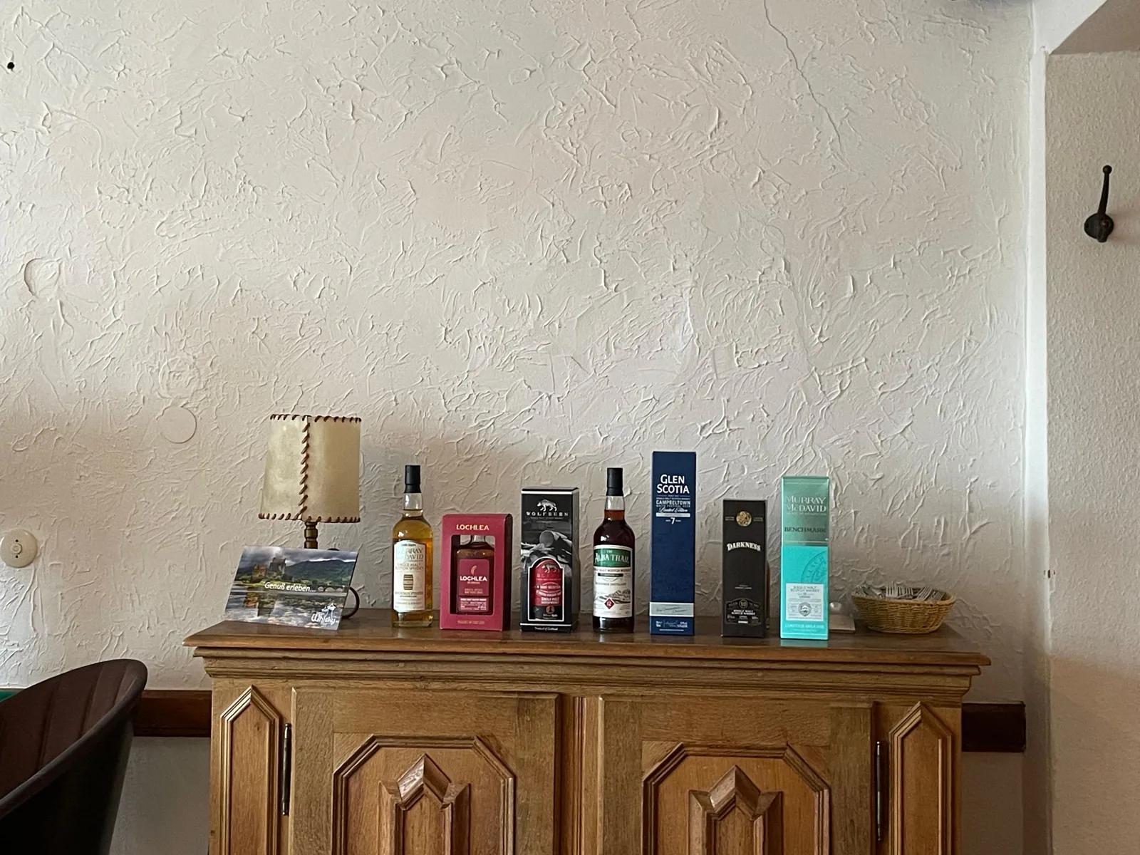 Whiskyflaschen des Abends auf einer Holzanrichte